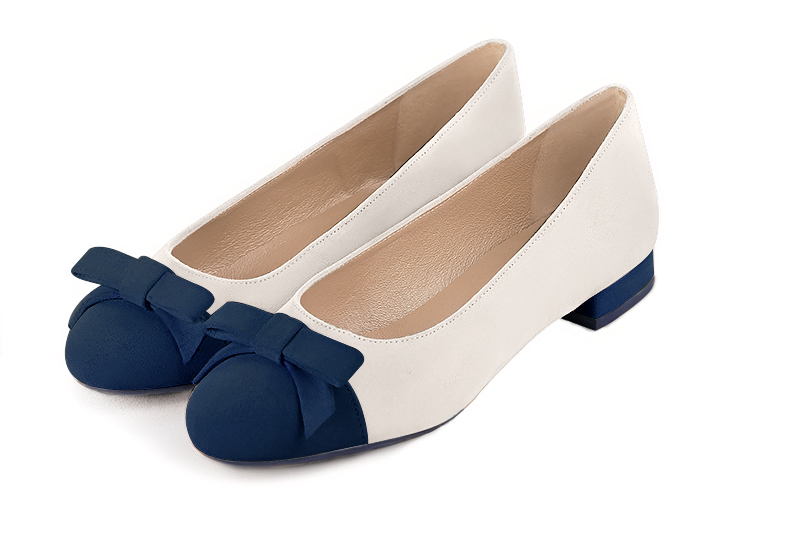 Navy blue and off white women's ballet pumps, with low heels. Round toe. Flat block heels. Front view - Florence KOOIJMAN